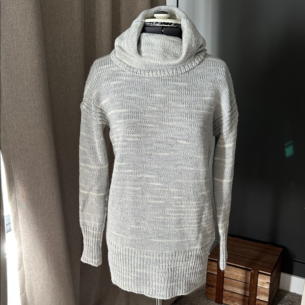 Banana Republic Soft Gray and cream Cowl Neck Sweater    size XS Wool blend EUC